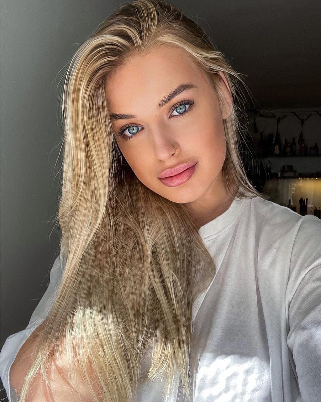 Chloe0XOXO21 Female,Tall,Blonde,DD cup,Nepali